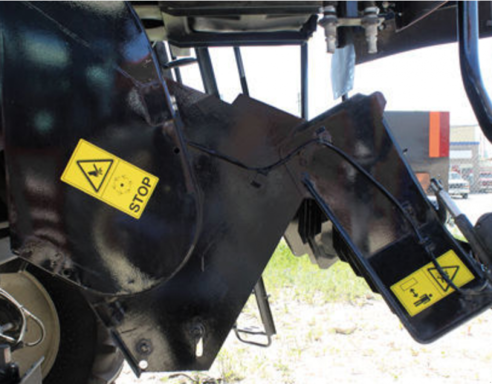 Oldtimer-Mähdrescher des Typs Versatile Torum 750, Neumaschine in Київ (Bild 5)