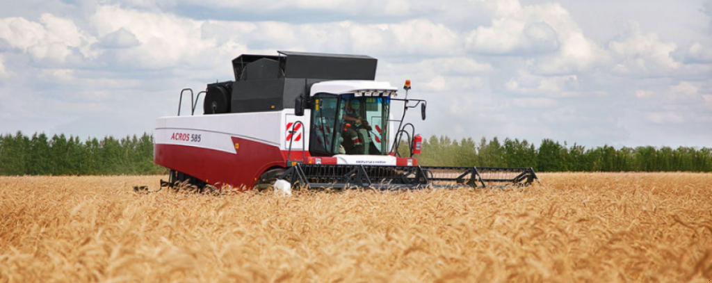 Oldtimer-Mähdrescher des Typs Versatile Acros 585, Neumaschine in Київ (Bild 1)