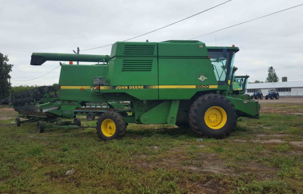 Oldtimer-Mähdrescher des Typs John Deere 9600, Neumaschine in Запоріжжя (Bild 4)