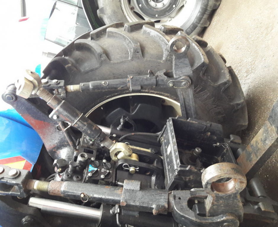 Oldtimer-Traktor des Typs New Holland T8040, Neumaschine in Харків (Bild 3)