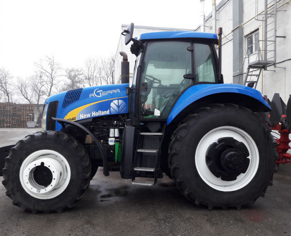 Oldtimer-Traktor des Typs New Holland T8040, Neumaschine in Харків (Bild 2)