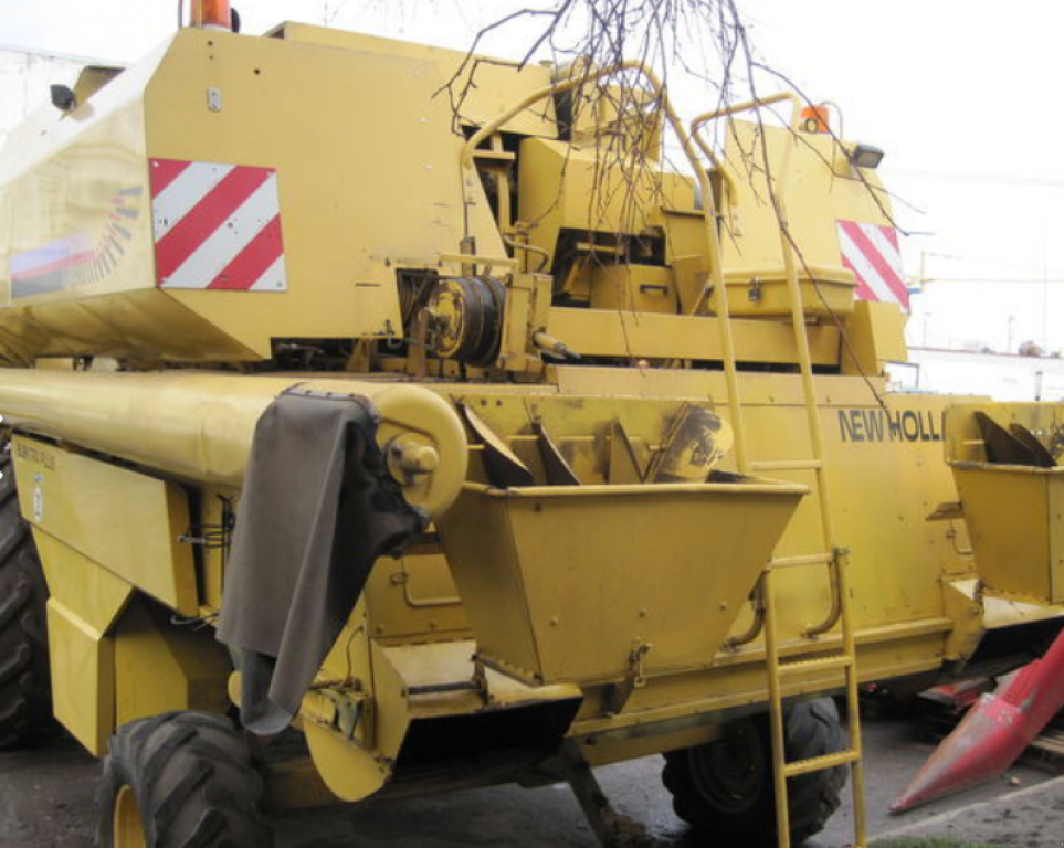 Oldtimer-Mähdrescher des Typs New Holland TF78, Neumaschine in Харків (Bild 2)