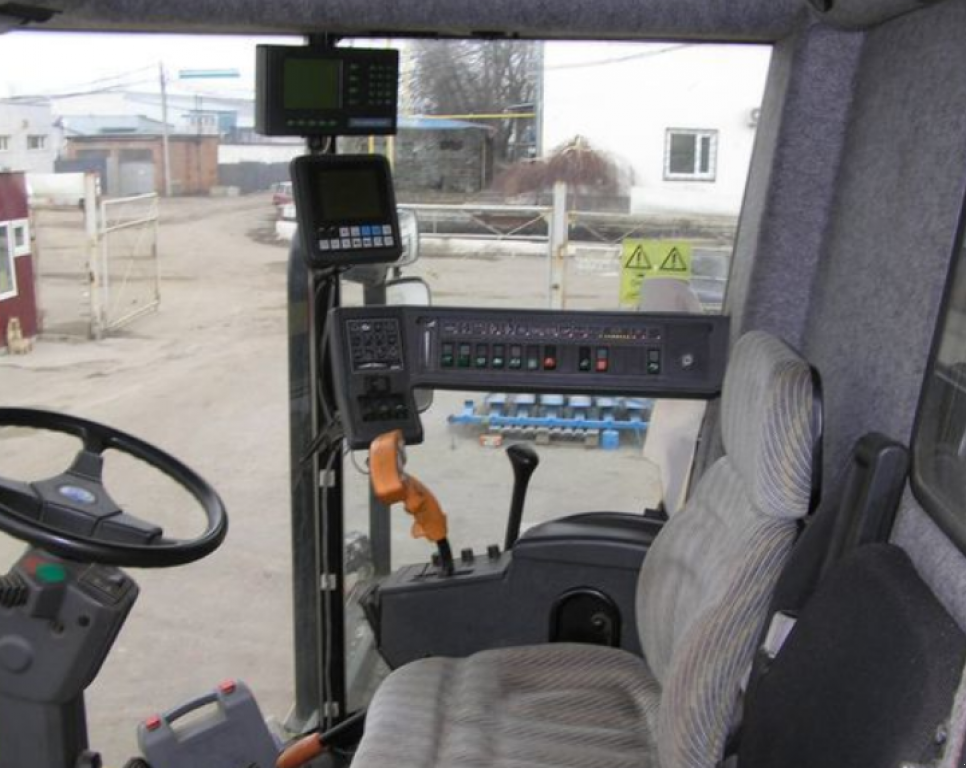 Oldtimer-Mähdrescher des Typs New Holland TF78, Neumaschine in Харків (Bild 3)