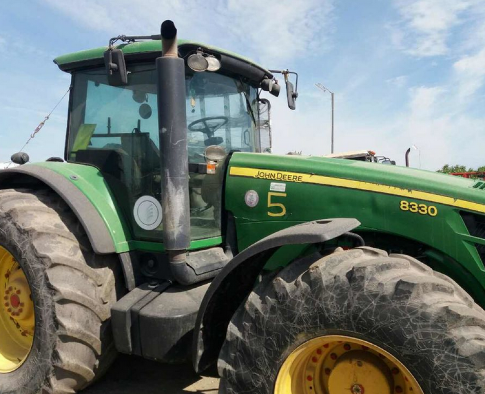 Oldtimer-Traktor des Typs John Deere 8330, Neumaschine in Харків (Bild 6)