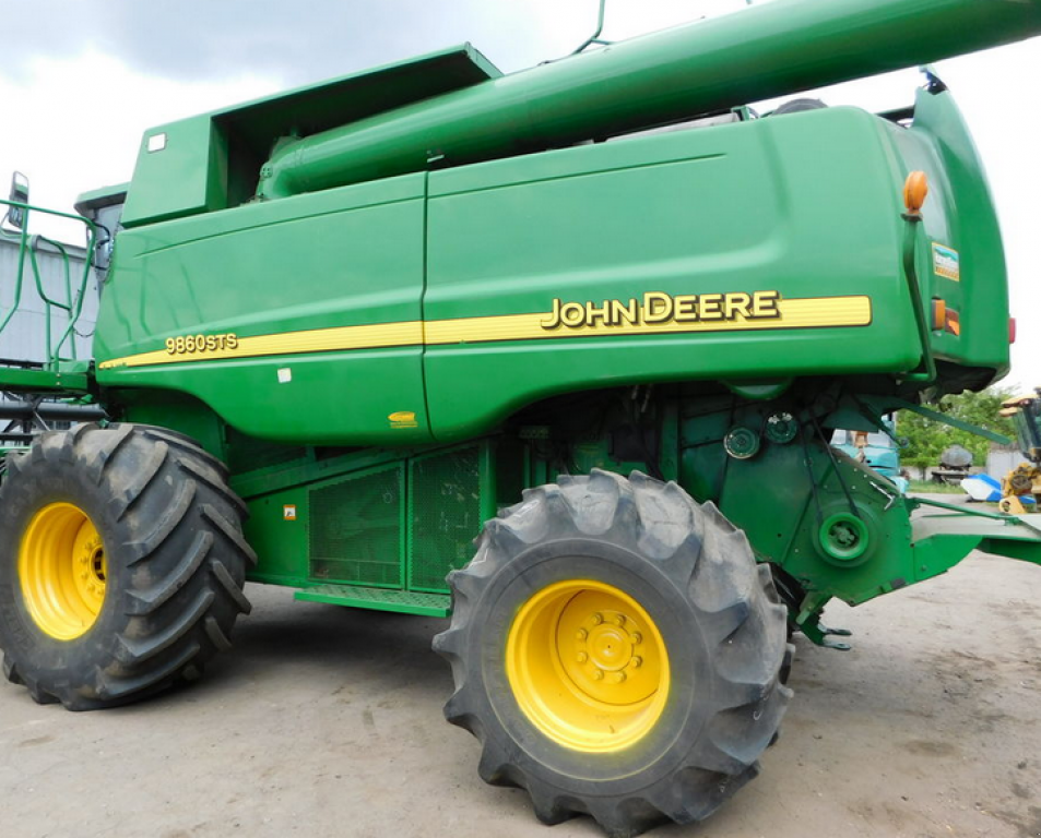 Oldtimer-Mähdrescher des Typs John Deere 9860 STS, Neumaschine in Харків (Bild 2)