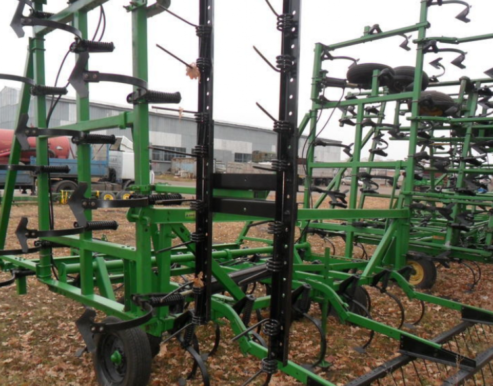 Kartoffelpflegetechnik des Typs John Deere 1010,  in Харків (Bild 1)