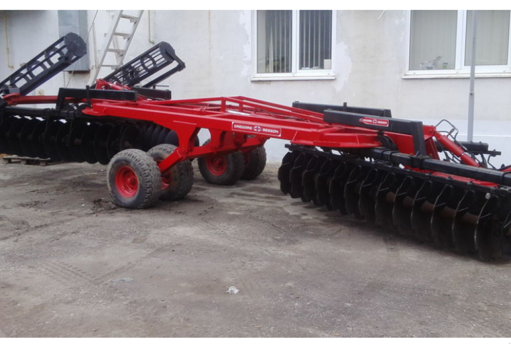 Wiesenegge des Typs Gregoire-Besson DXRV-6,  in Харків (Bild 1)