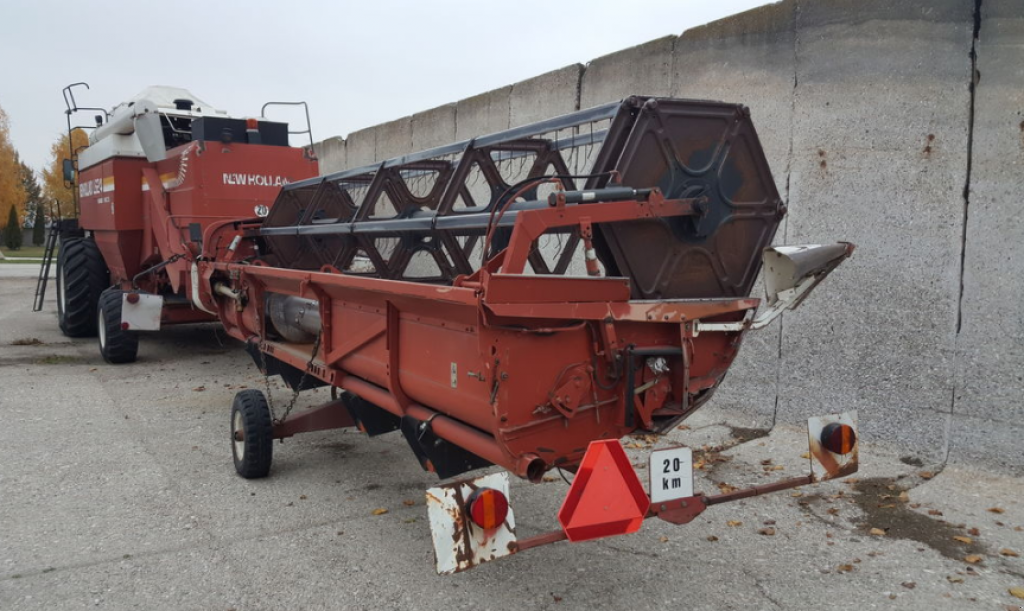 Oldtimer-Mähdrescher des Typs New Holland L624,  in Ужгород (Bild 3)