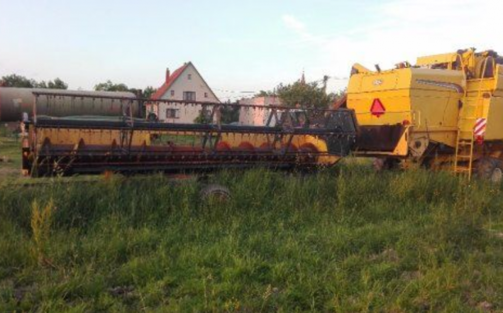 Oldtimer-Mähdrescher des Typs New Holland TX66, Neumaschine in Ужгород (Bild 4)