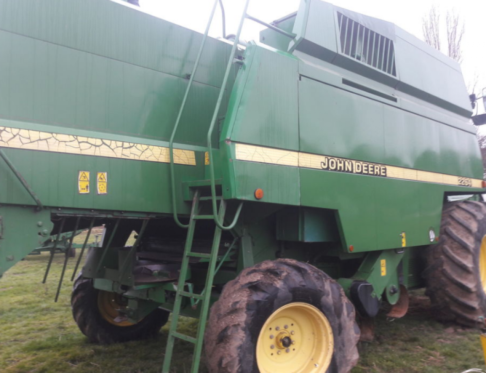 Oldtimer-Mähdrescher des Typs John Deere 2264,  in Ужгород (Bild 7)