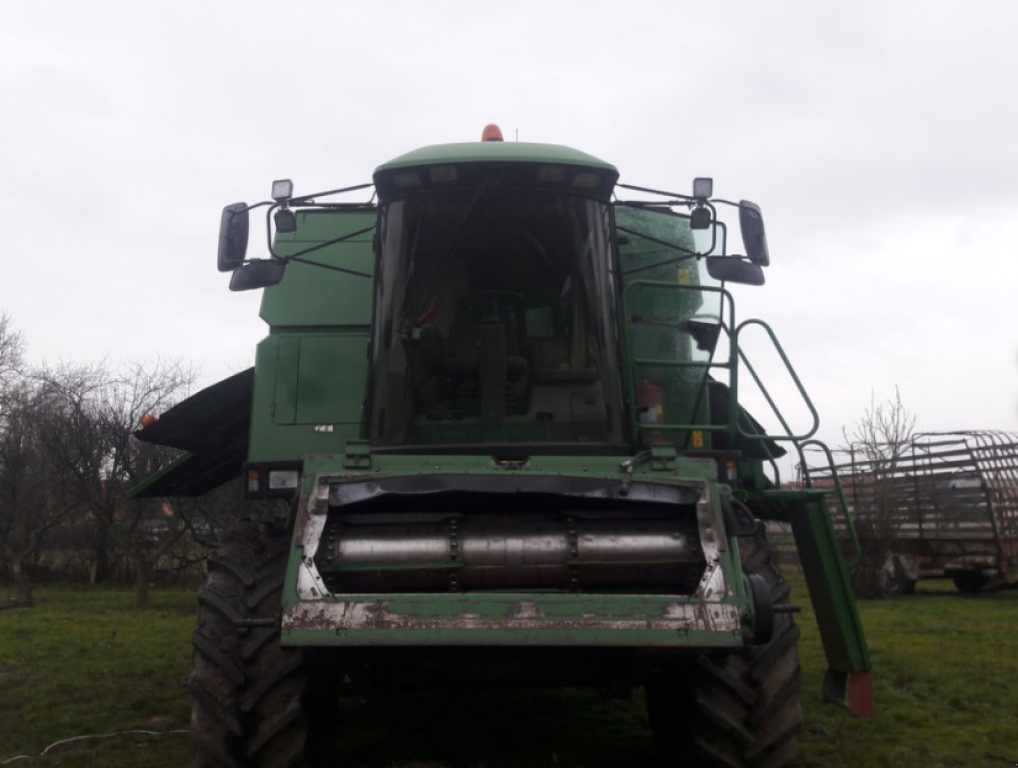 Oldtimer-Mähdrescher des Typs John Deere 2264,  in Ужгород (Bild 2)