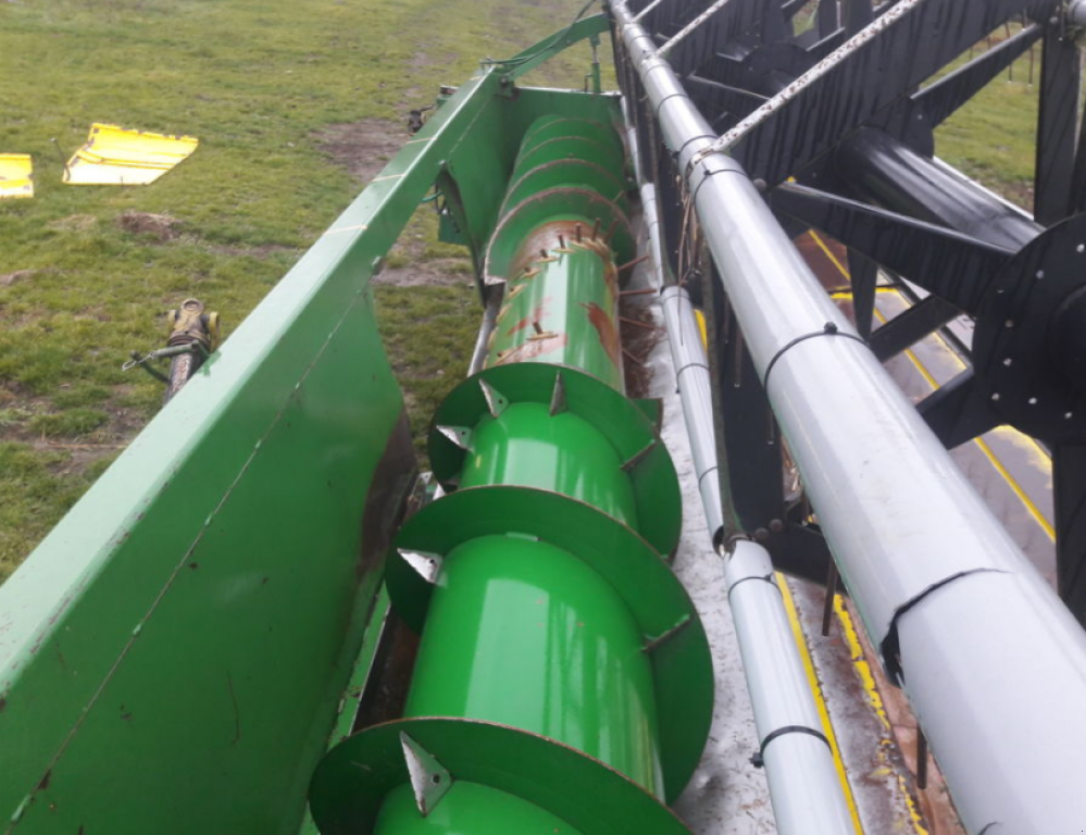 Oldtimer-Mähdrescher des Typs John Deere 2264,  in Ужгород (Bild 9)