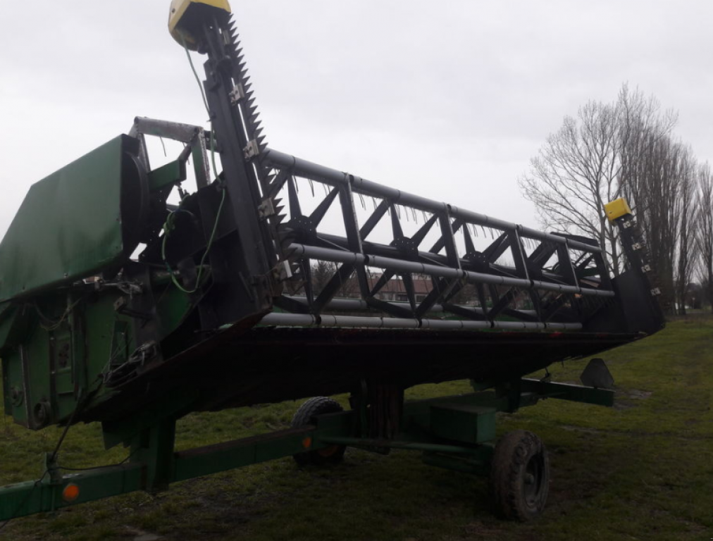 Oldtimer-Mähdrescher des Typs John Deere 2264,  in Ужгород (Bild 4)