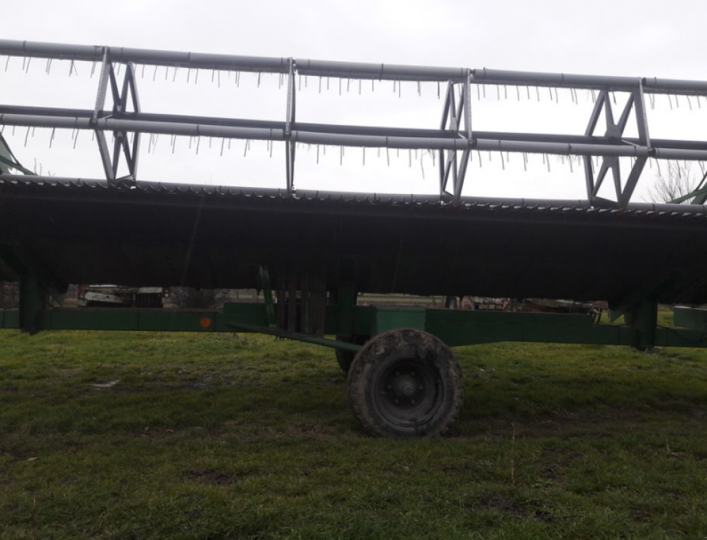 Oldtimer-Mähdrescher des Typs John Deere 2264,  in Ужгород (Bild 5)