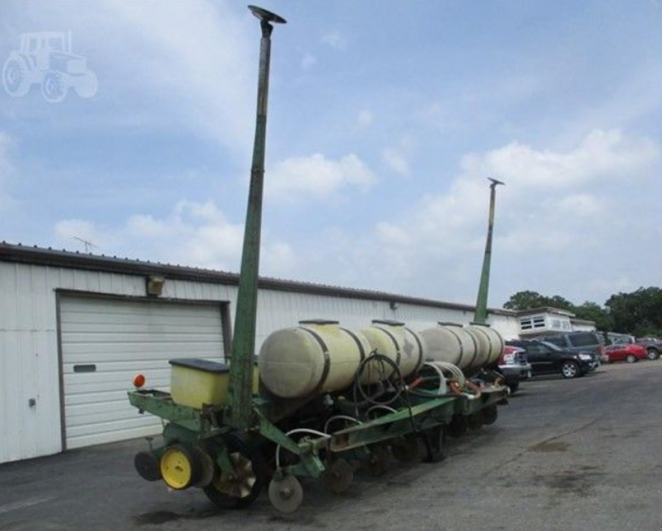 Gareeggenfelder des Typs John Deere 7000,  in Київ (Bild 1)