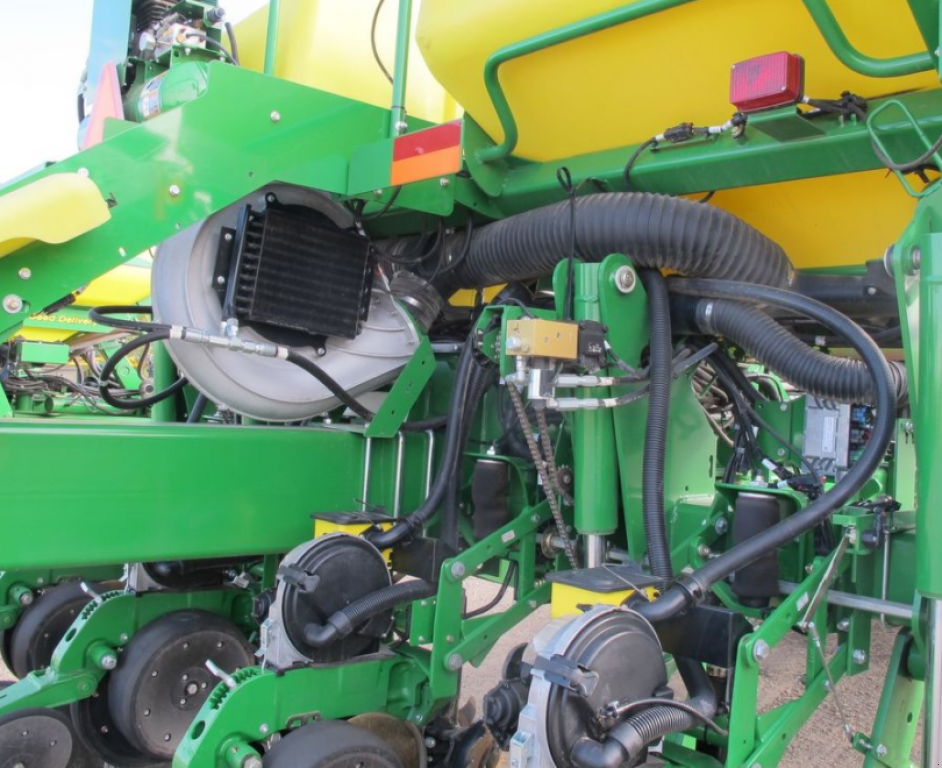 Gareeggenfelder des Typs John Deere 1770NT,  in Київ (Bild 3)