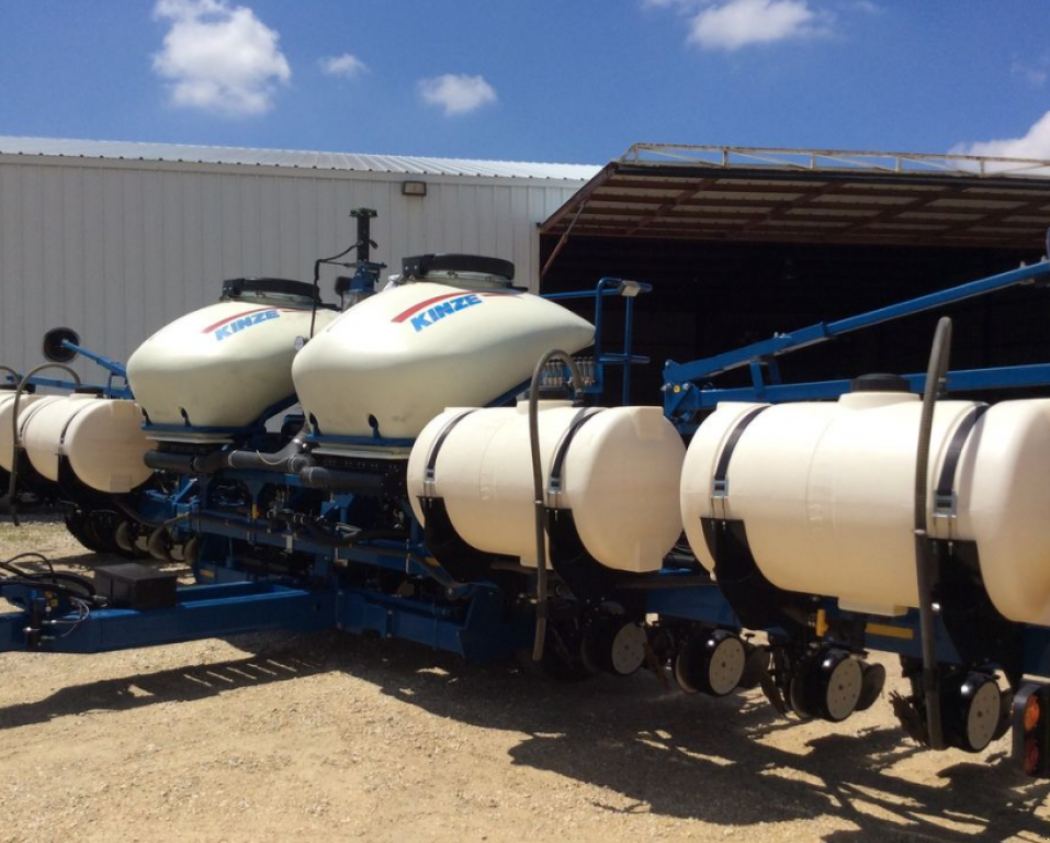 Gareeggenfelder des Typs Kinze 3600,  in Київ (Bild 1)