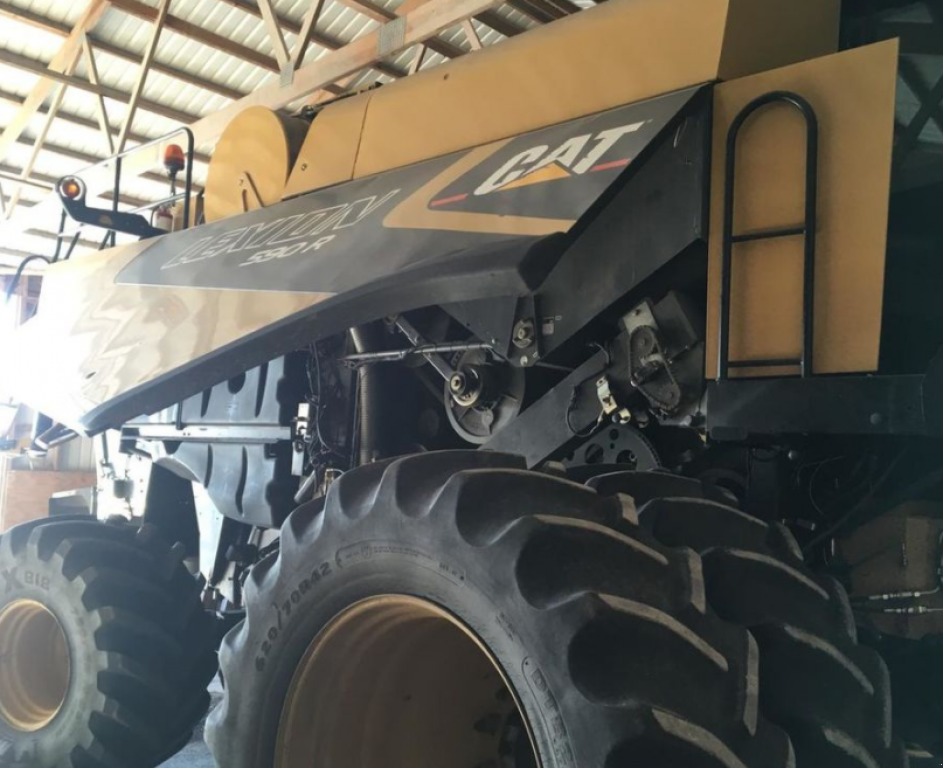 Oldtimer-Mähdrescher des Typs Caterpillar Lexion 590R,  in Київ (Bild 2)