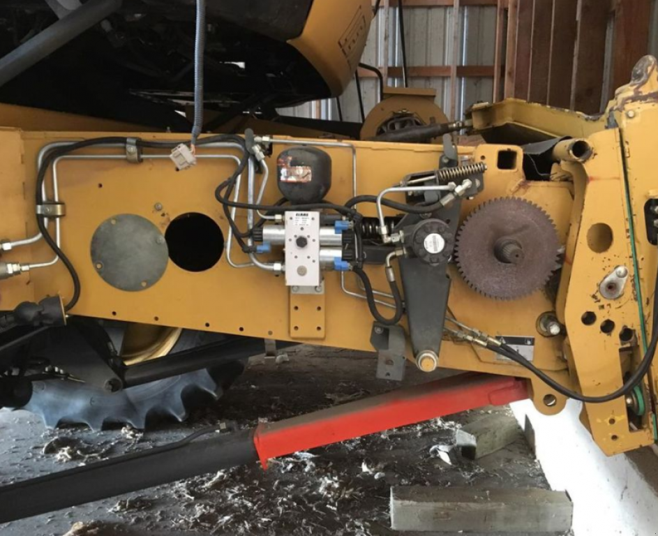 Oldtimer-Mähdrescher des Typs Caterpillar Lexion 590R,  in Київ (Bild 10)