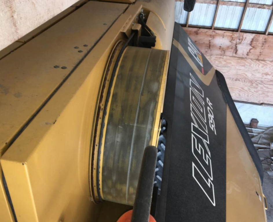 Oldtimer-Mähdrescher des Typs Caterpillar Lexion 590R,  in Київ (Bild 7)