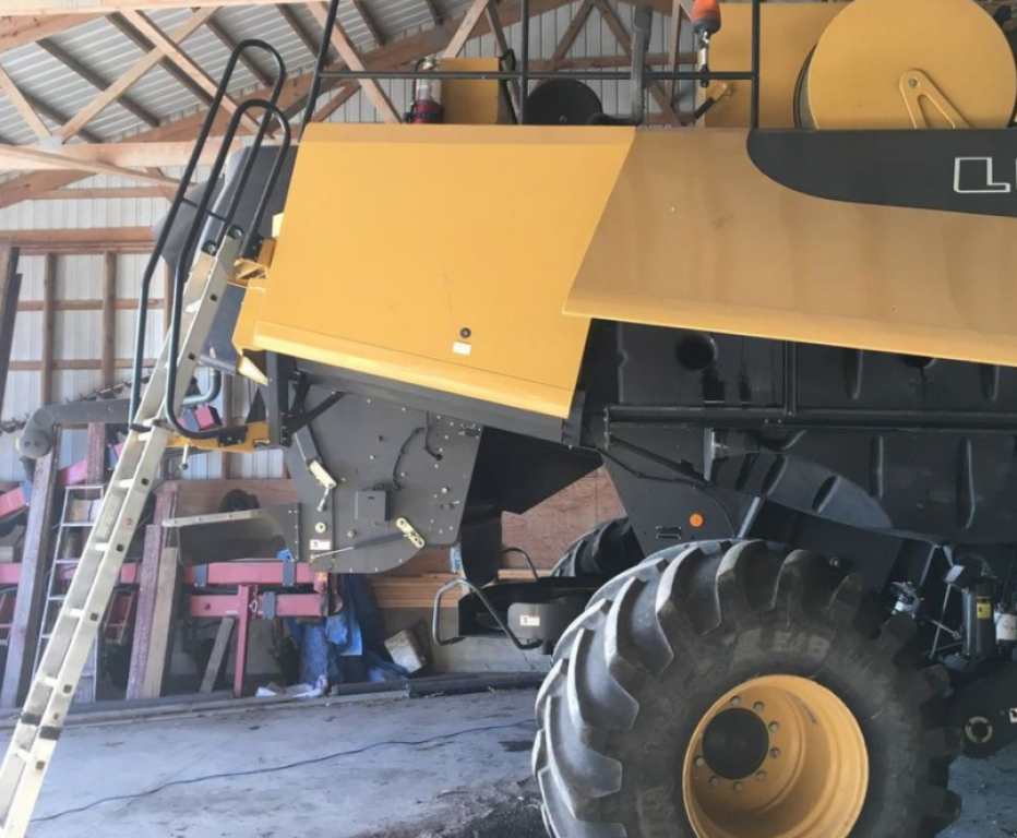 Oldtimer-Mähdrescher des Typs Caterpillar Lexion 590R,  in Київ (Bild 8)