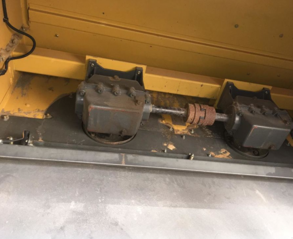 Oldtimer-Mähdrescher des Typs Caterpillar Lexion 590R,  in Київ (Bild 4)