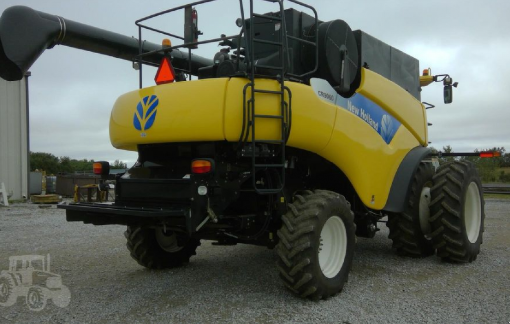 Oldtimer-Mähdrescher des Typs New Holland CR9060, Neumaschine in Київ (Bild 4)