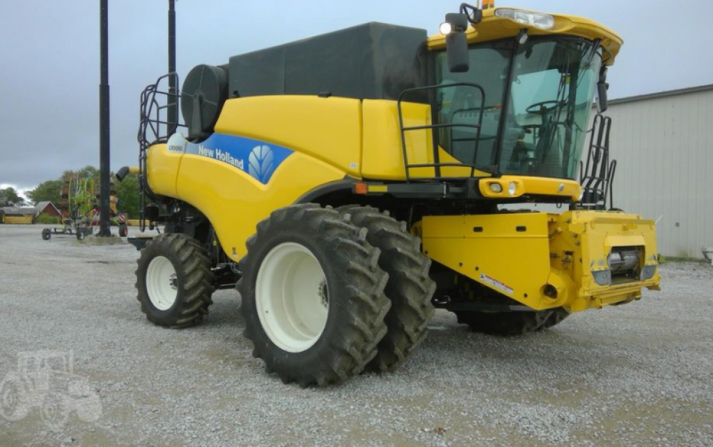 Oldtimer-Mähdrescher des Typs New Holland CR9060, Neumaschine in Київ (Bild 8)