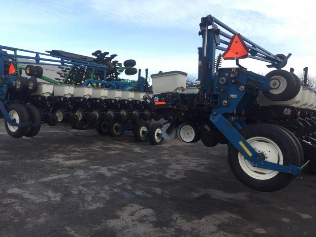 Gareeggenfelder des Typs Kinze 3600,  in Глобино (Bild 3)