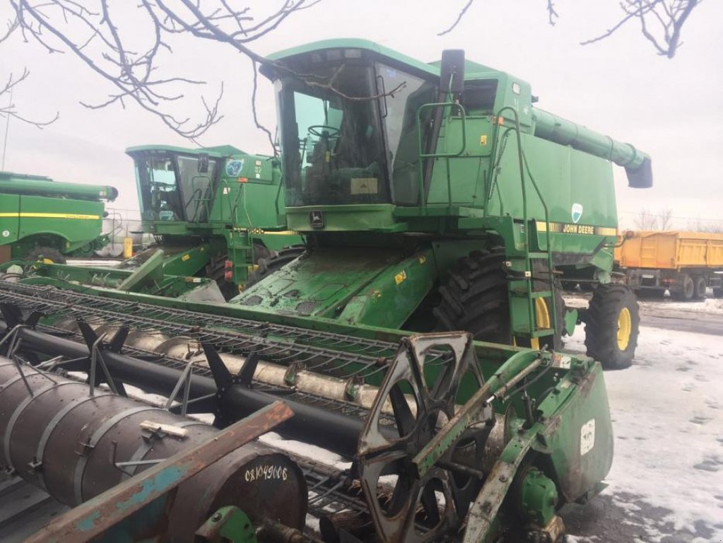 Oldtimer-Mähdrescher des Typs John Deere 9500, Neumaschine in Глобино (Bild 3)