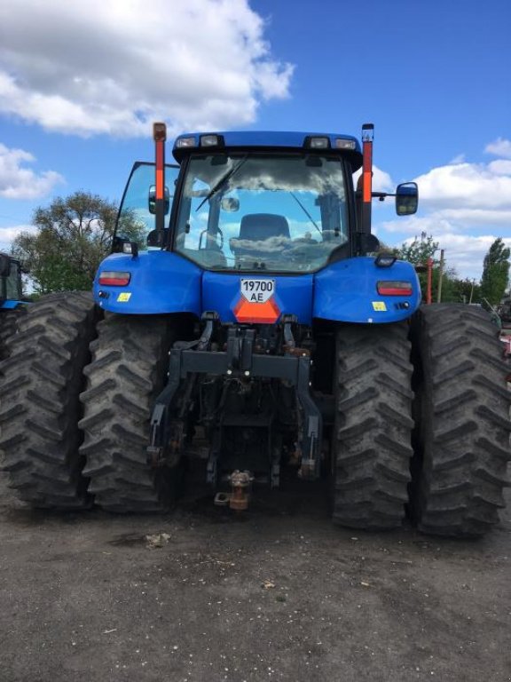 Oldtimer-Traktor des Typs New Holland T8050, Neumaschine in Дніпропетровськ (Bild 2)