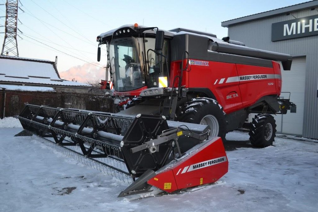 Oldtimer-Mähdrescher des Typs Massey Ferguson Beta 7370,  in Суми (Bild 1)