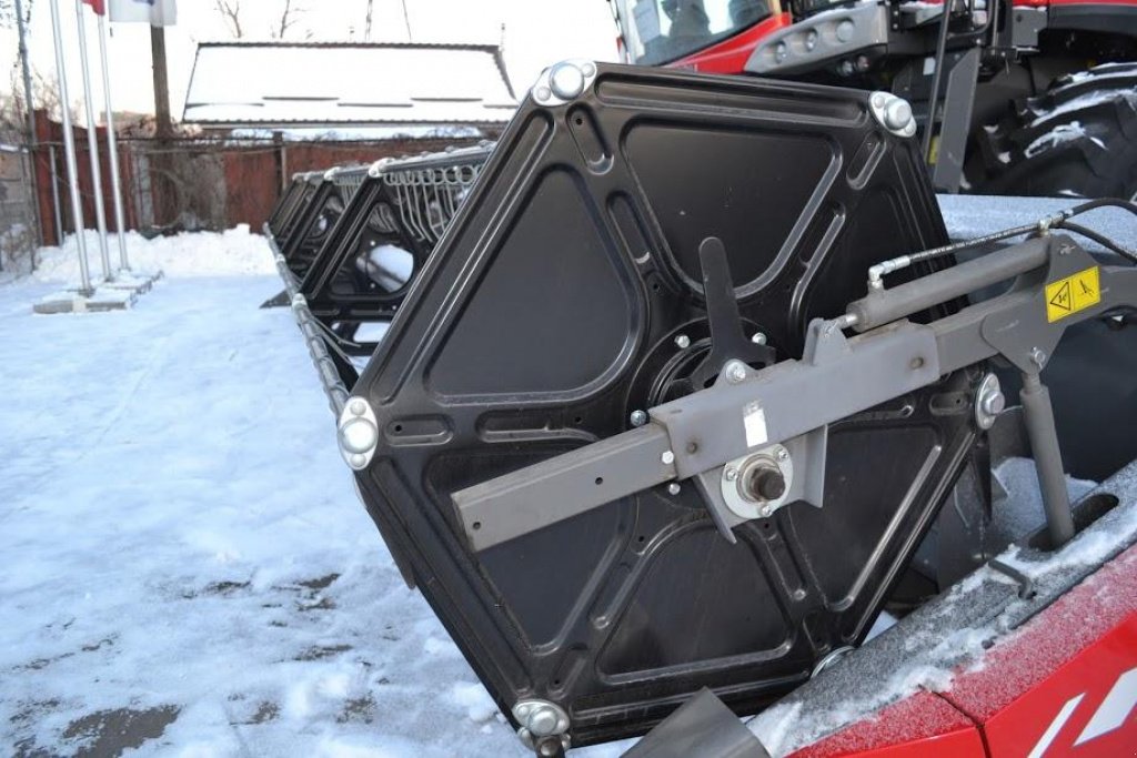 Oldtimer-Mähdrescher des Typs Massey Ferguson Beta 7370,  in Суми (Bild 4)