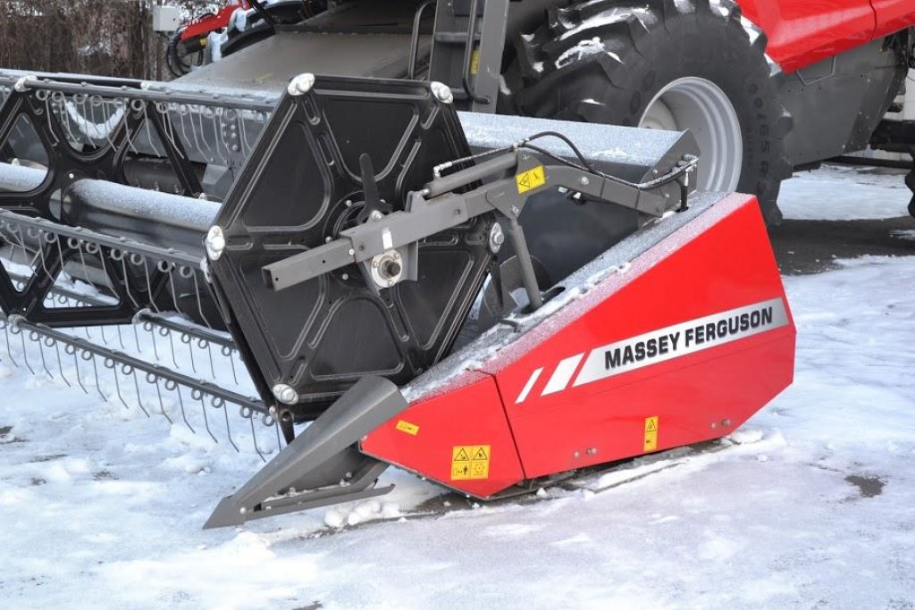 Oldtimer-Mähdrescher des Typs Massey Ferguson Beta 7370,  in Суми (Bild 5)