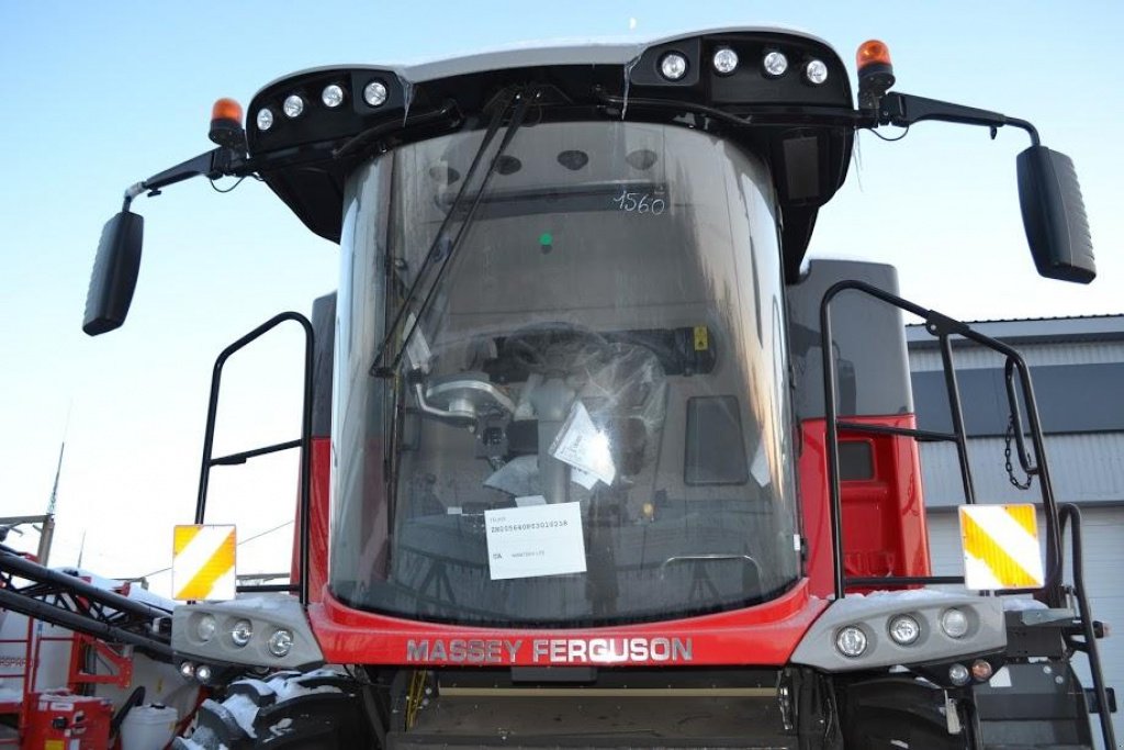 Oldtimer-Mähdrescher des Typs Massey Ferguson Beta 7370,  in Суми (Bild 8)