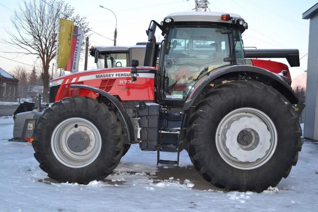 Oldtimer-Traktor des Typs Massey Ferguson 8737,  in Суми (Bild 10)
