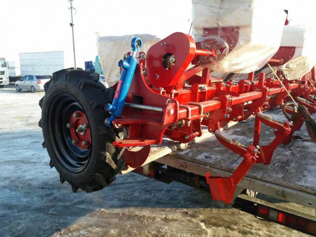 Gareeggenfelder des Typs CHERVONA ZIRKA Vesta 8,  in Кіровоград (Bild 4)