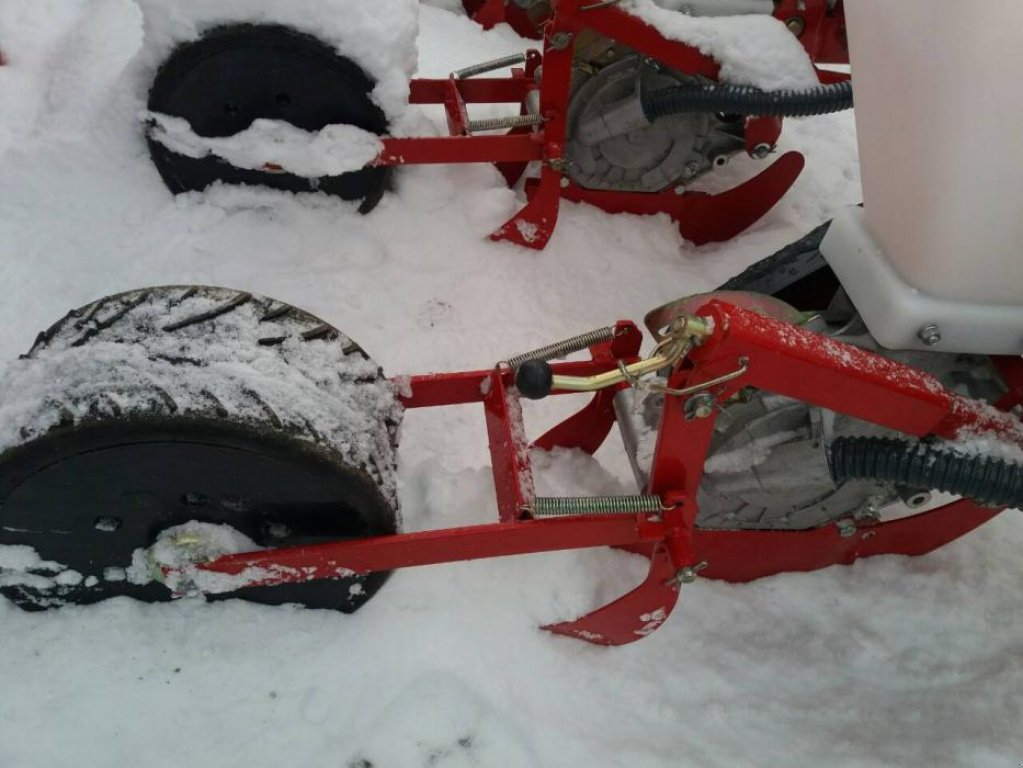 Gareeggenfelder des Typs CHERVONA ZIRKA Vesta 8,  in Кіровоград (Bild 2)