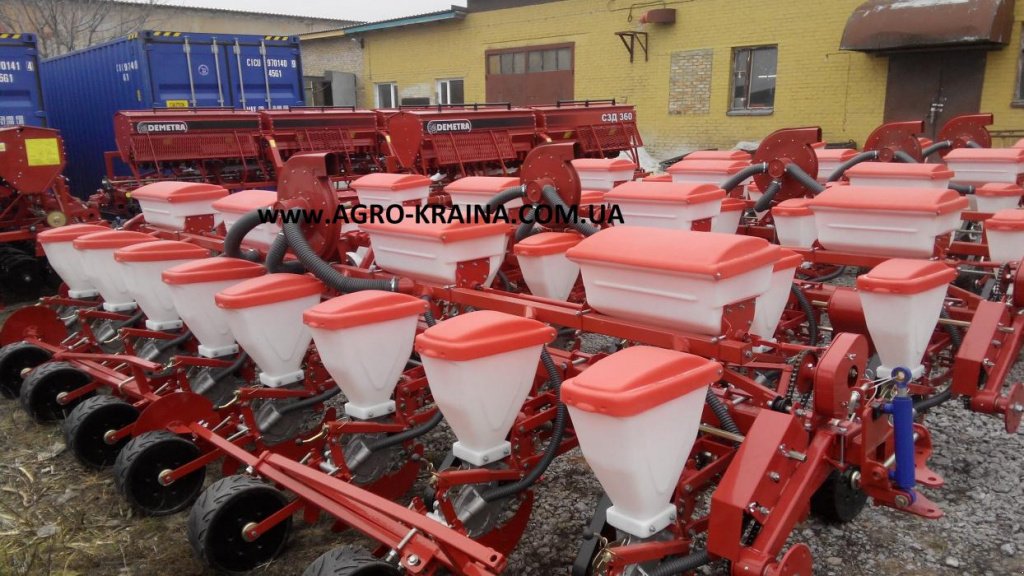 Gareeggenfelder des Typs CHERVONA ZIRKA Vesta 8,  in Кіровоград (Bild 1)