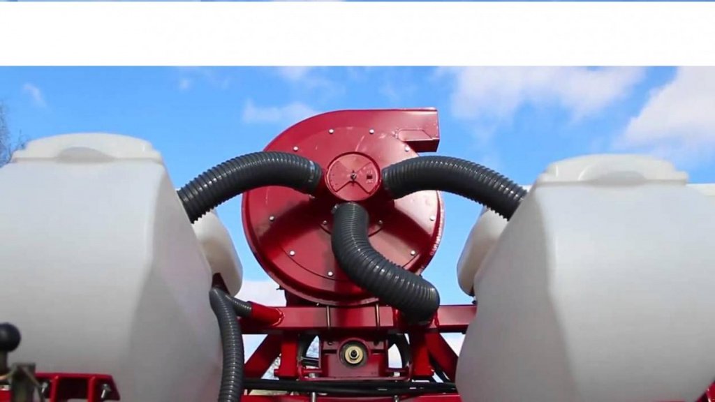 Gareeggenfelder des Typs CHERVONA ZIRKA Vesta 8,  in Кіровоград (Bild 5)