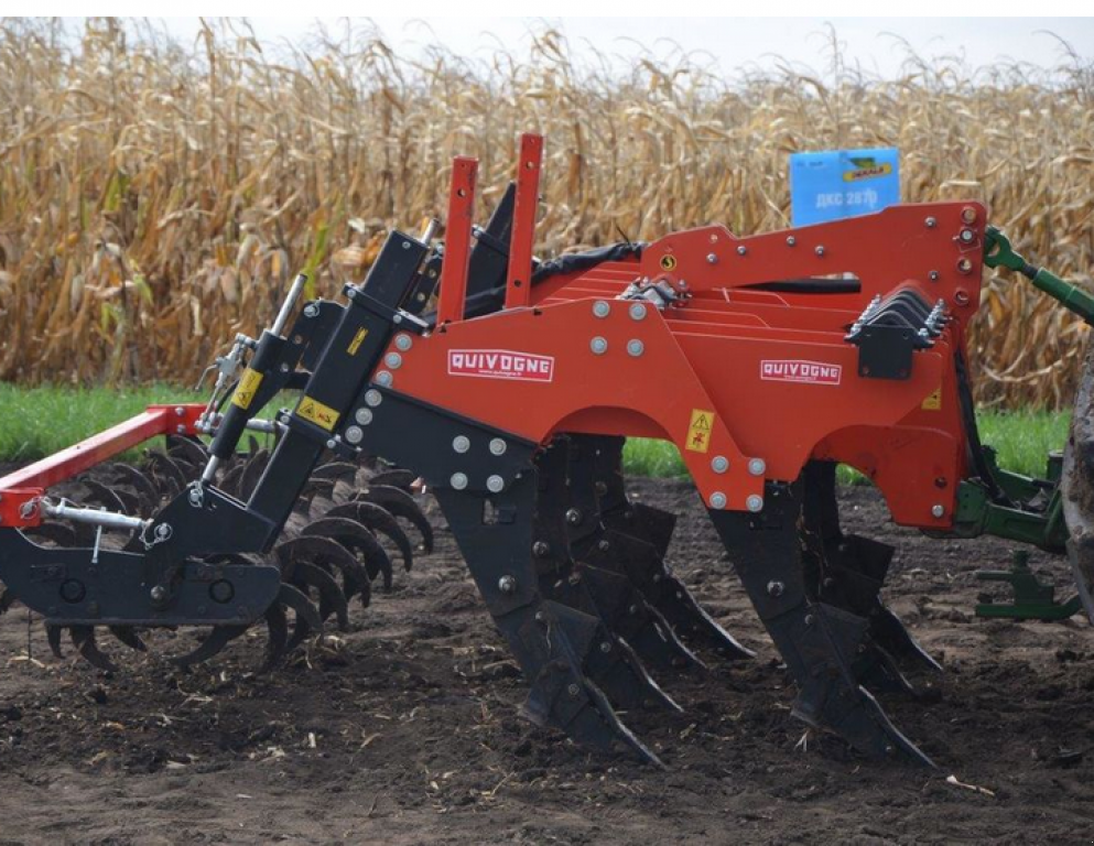 Spatenpflug des Typs Quivogne SSDR 7,  in Гуляйпо́ле (Bild 1)