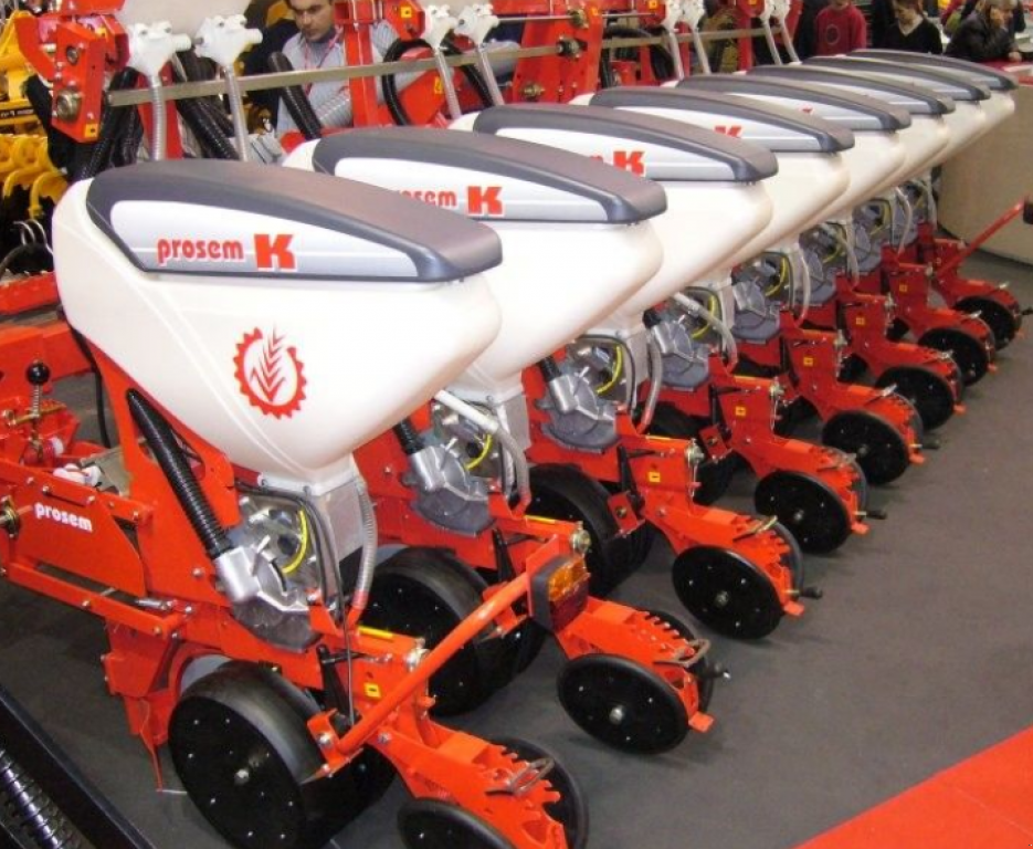 Gareeggenfelder des Typs Quivogne Prosem K8,  in Гуляйпо́ле (Bild 1)