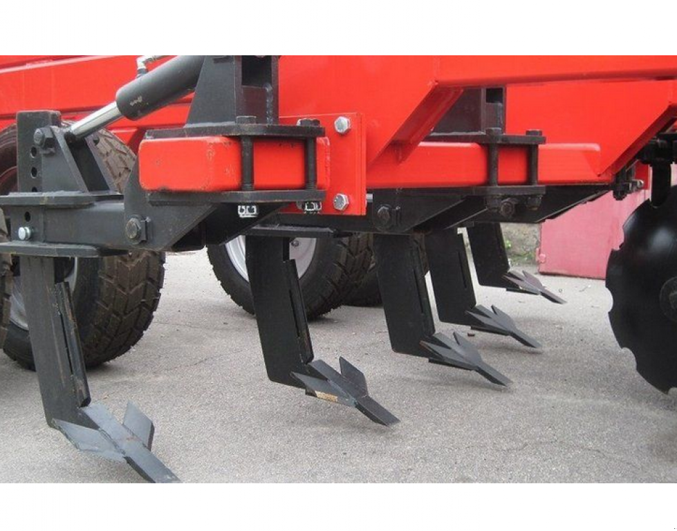 Wiesenegge des Typs Quivogne TM 400/5,  in Гуляйпо́ле (Bild 2)