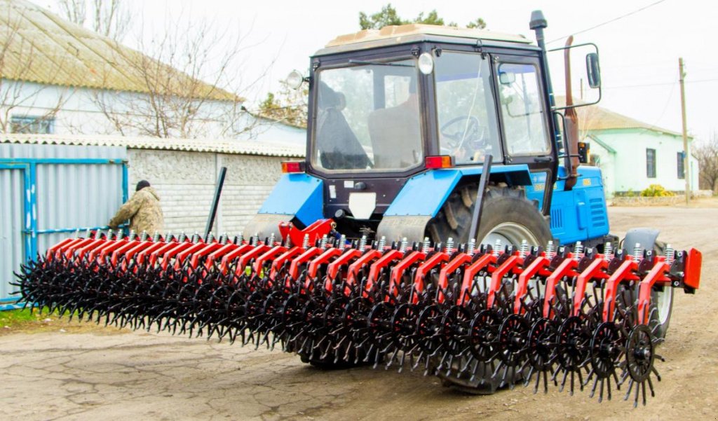 Wiesenegge des Typs John Deere 400,  in Київ (Bild 3)