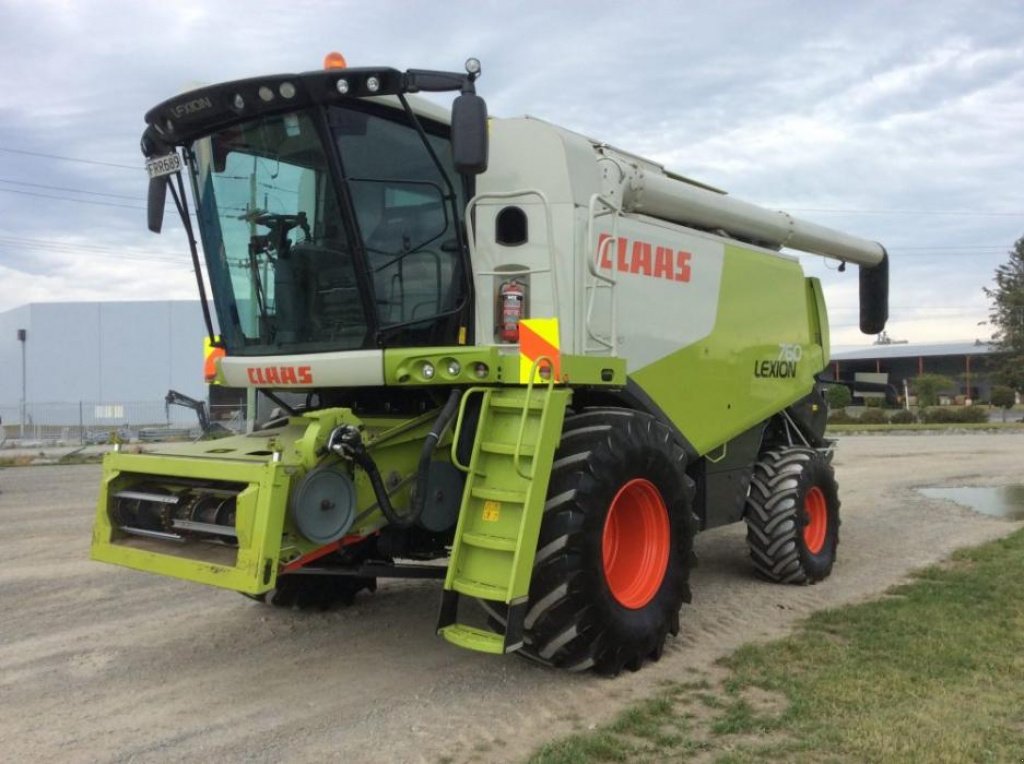 Oldtimer-Mähdrescher des Typs CLAAS Lexion 760, Neumaschine in Київ (Bild 1)