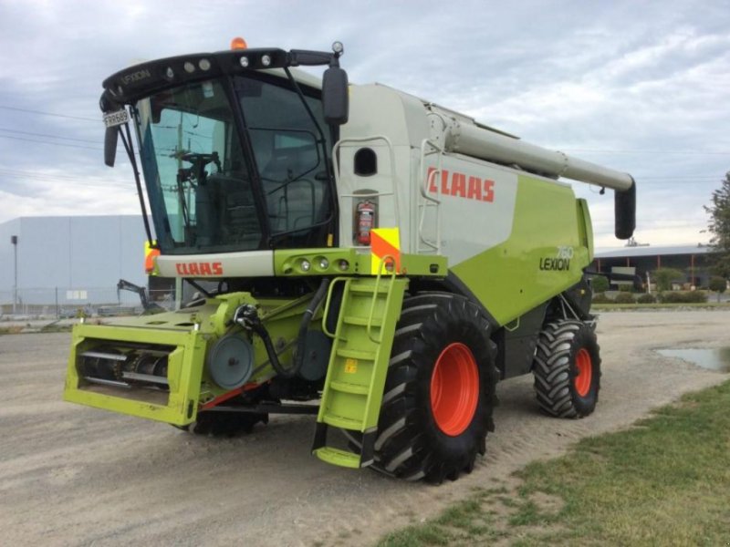 Oldtimer-Mähdrescher des Typs CLAAS Lexion 760, Neumaschine in Київ (Bild 1)