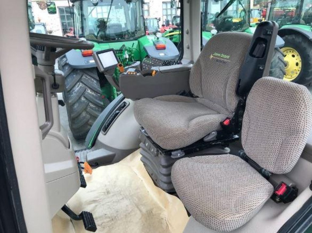 Oldtimer-Traktor des Typs John Deere 7215R, Neumaschine in Черкаси (Bild 5)