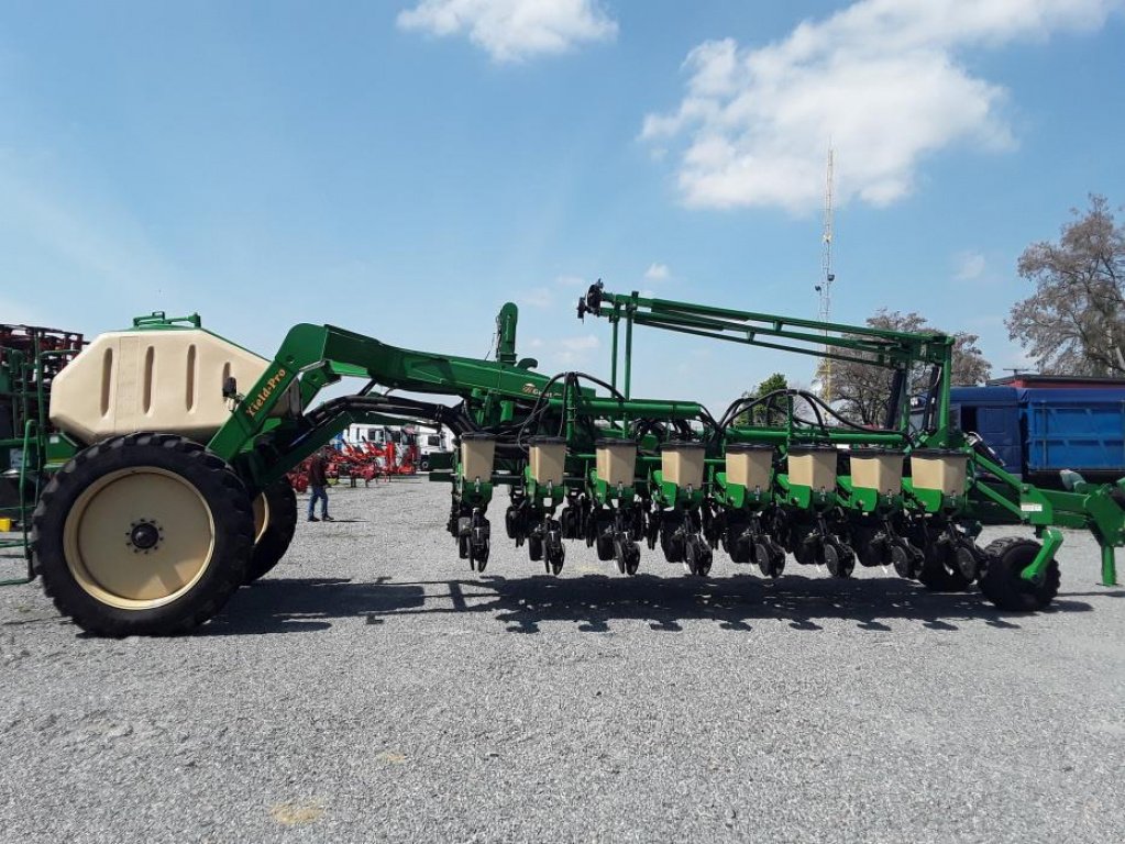 Gareeggenfelder des Typs Great Plains YP-1630,  in Київ (Bild 1)