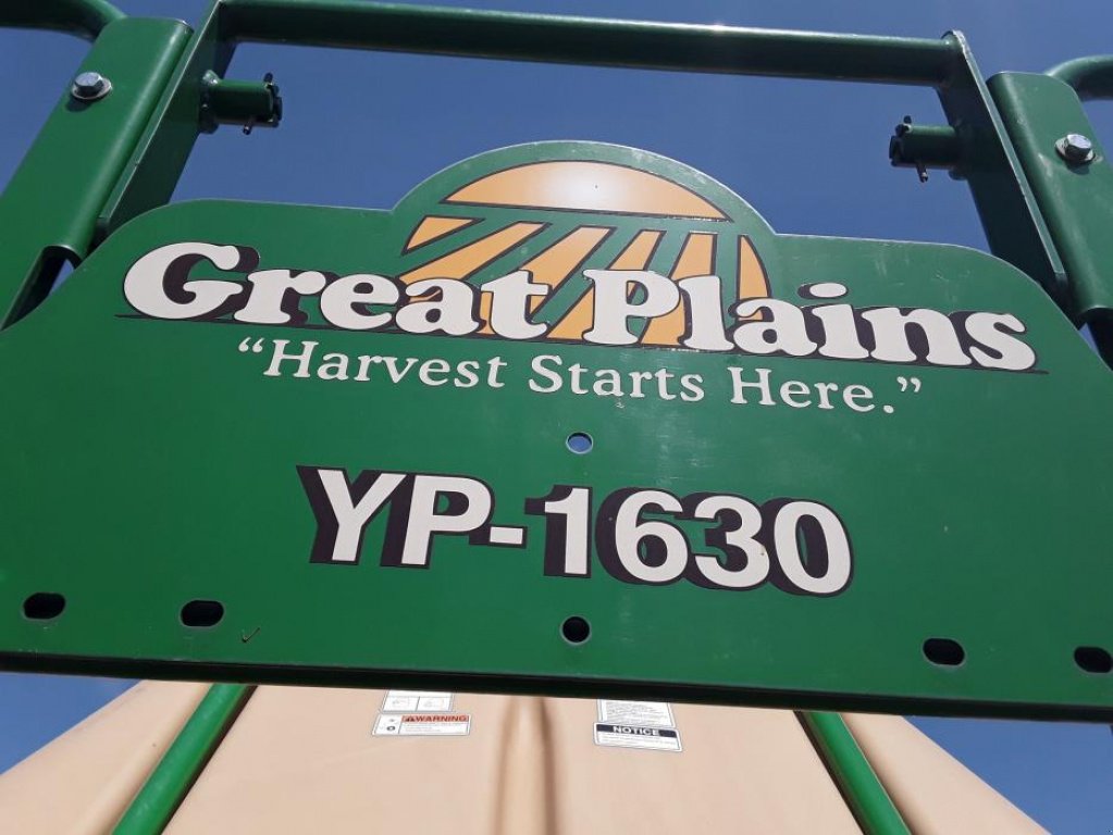 Gareeggenfelder des Typs Great Plains YP-1630,  in Київ (Bild 9)