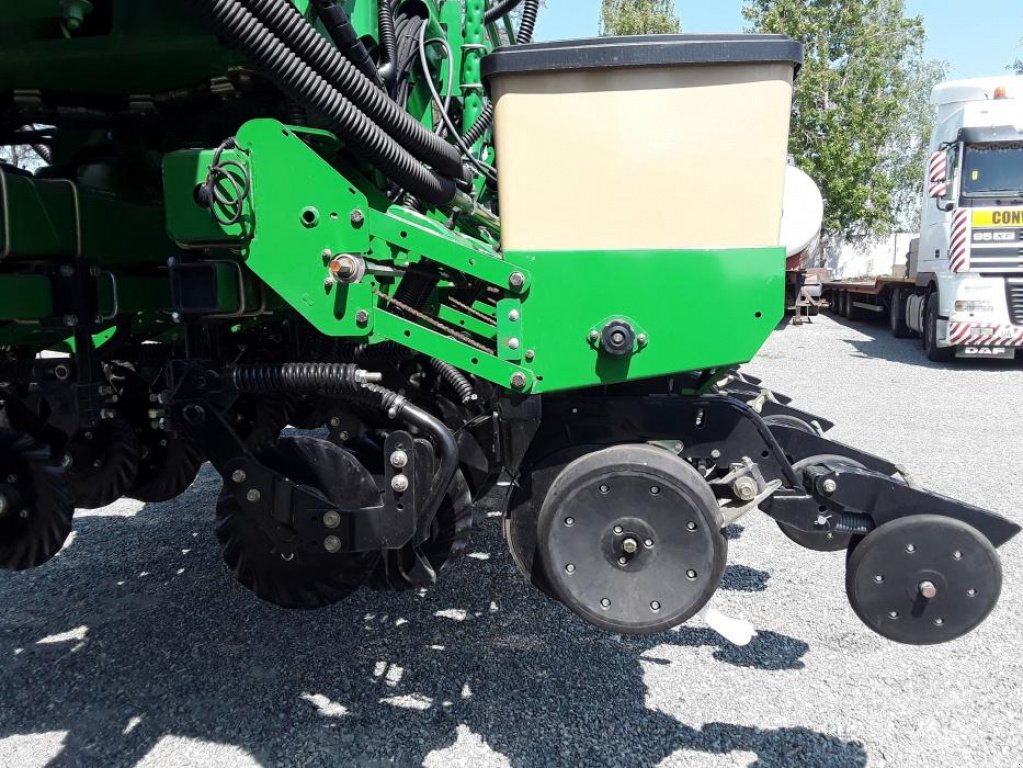 Gareeggenfelder des Typs Great Plains YP-1630,  in Київ (Bild 3)